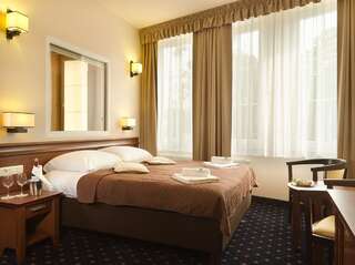 Отель Aura Hotel Зелёна-Гура Улучшенный двухместный номер с 1 кроватью-1